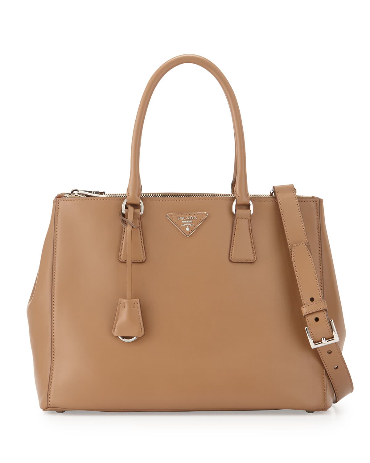 <b>Gallerie de Prada</b>
<br>Con una silueta rígida y con una doble asa, esta bolsa en piel de Saffiano se reedita cada año para que las mujeres sigan suspirando por ella. Su nombre es en honor a la primer
<i>boutique</i> que la marca italiana abrió en Milán.