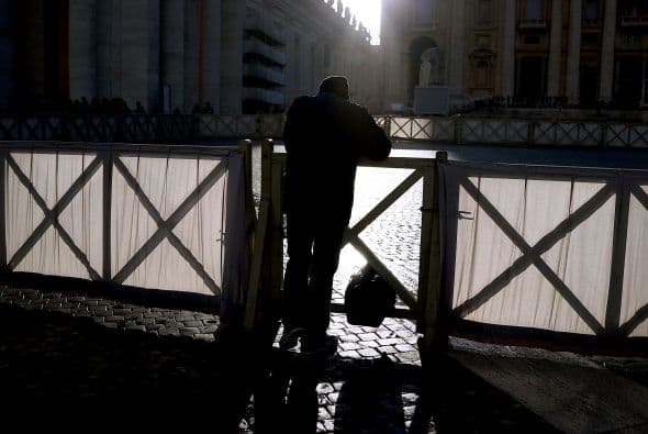 A las 09.30 hora local (08.30 GMT), en medio de una basílica totalmente vacía, el jesuita de 76 años bajará a la tumba de Pedro junto con los patriarcas de las iglesias orientales. Allí permanecerá unos minutos rezando, tras lo cual subirá a la basílica para unirse en procesión al resto de concelebrantes y religiosos con quienes se dirigirá hasta el sagrario de la plaza de San Pedro, donde se celebrará la misa solemne.