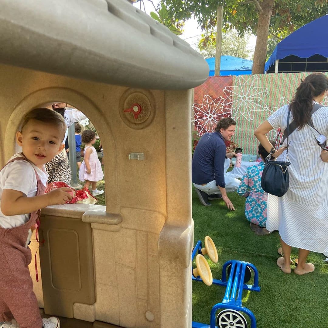 Este pequeño dejó de ser un bebé, ahora luce enorme y tiene una gran energía para jugar y llenar de amor a sus papás.