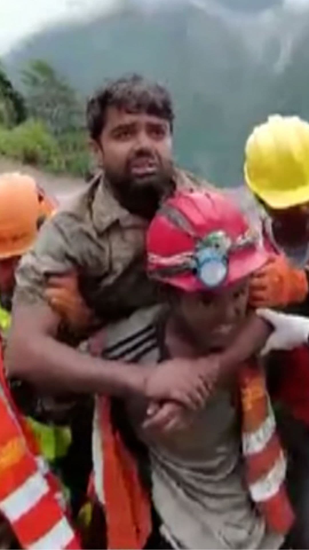 El momento en el que encuentran a dos sobrevivientes en Nepal