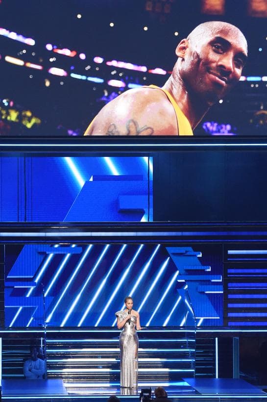 "Estamos aquí en la noche más grande de la música. Pero, para ser honestos, estamos muy tristes", expresó minutos después Alicia Keys, quien condujo el evento por segundo año consecutivo. En armonía con su audiencia, la artista lamentó el 
<b>fallecimiento del retirado basquetbolista Kobe Bryant, su hija Gianna María</b> y otras 7 personas, al estrellarse el helicóptero en el que viajaban.