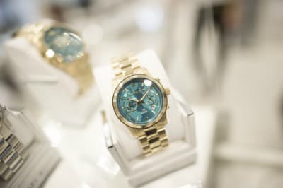 Cada uno de estos relojes equivale a 100 comidas para niños necesitados.