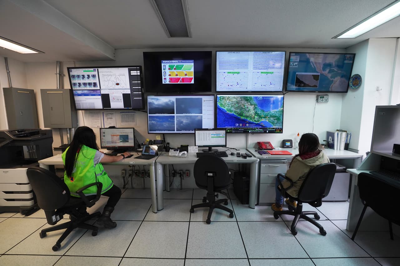 Científicos del Centro Nacional para la Prevención de Desastres de México monitorean el volcán Popocatépetl en la Ciudad de México, el 8 de febrero de 2023.