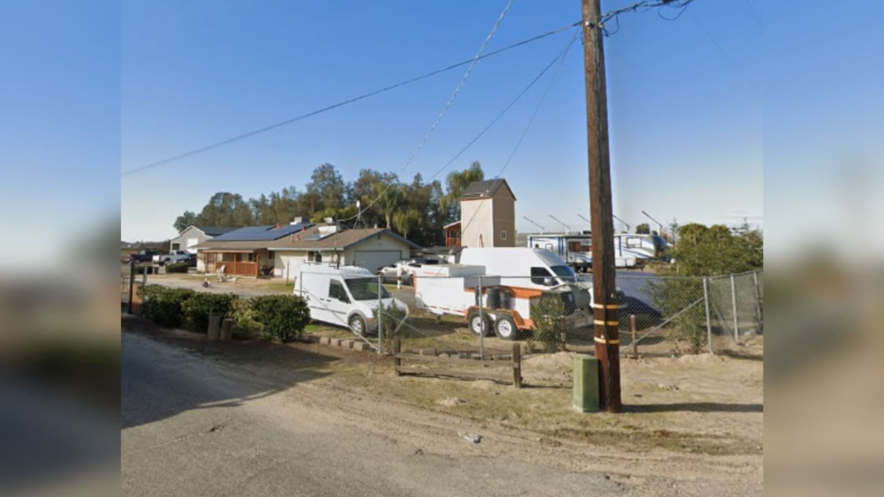 Camioneta queda enterrada en jardín tras choque; hospitalizan a dos personas 