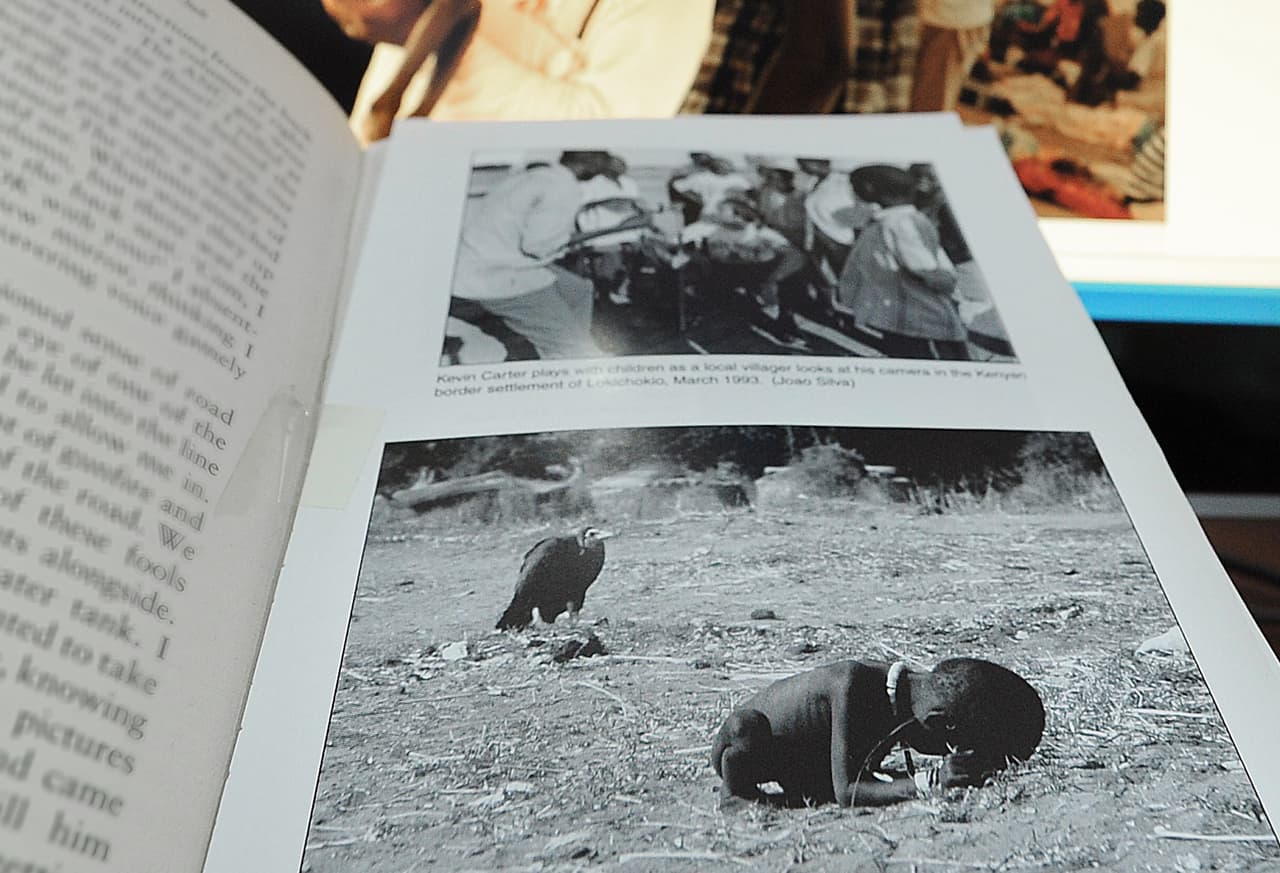 <b>El niño hambriento acosado por un buitre, 1993.</b> El fotoperiodista sudafricano Kevin Carter viajó a Sudán para hacer un reportaje sobre la hambruna en ese país, sumido en una cruenta guerra civil. La imagen, tomada cerca de una instalación de ayuda de Naciones Unidas, fue publicada en The New York Times y llamó la atención sobre las condiciones de los civiles en los países en conflicto en el continente africano. Cuando Carter ganó el premio Pulitzer en abril de 1994 por esta foto estaba en una profunda depresión, que algunos sospechan fue causada por el remordimiento de no haber ayudado al pequeño acosado por el Buitre. Se quitó la vida en julio de ese año, a la edad de 33 años.