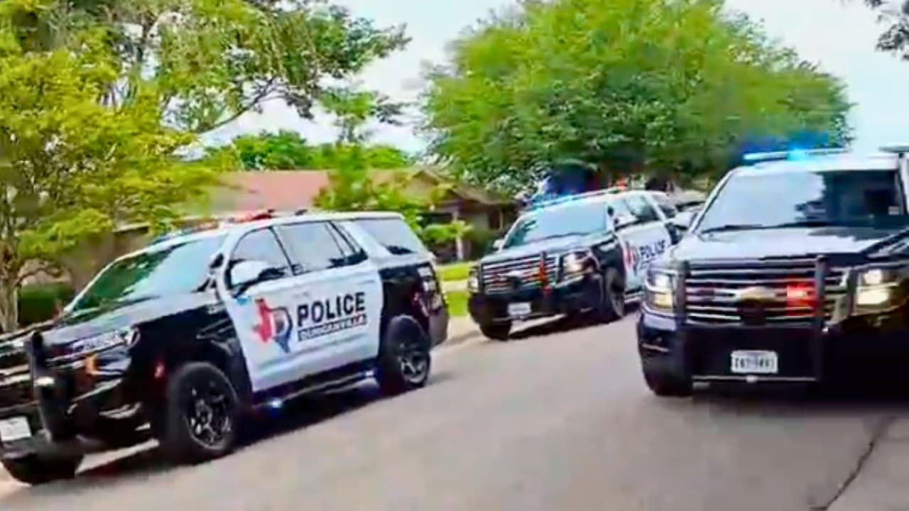 Un video muestra múltiples patrullas de policía frente a la residencia donde varios perros atacaron a un niño en Duncanville, Texas.