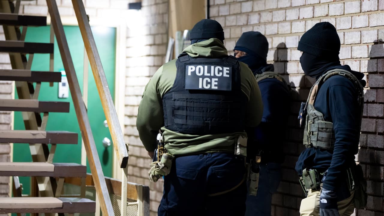 Aparecen carteles con datos personales de agentes del ICE en vecindarios del sur de California