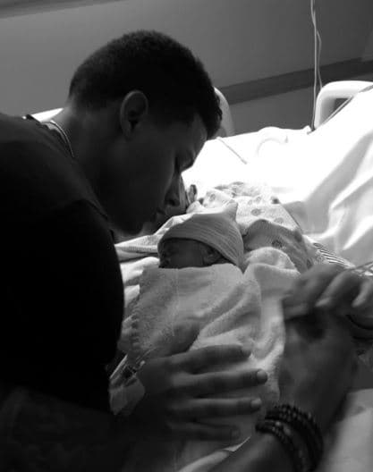 Uno de sus días más felices fue cuando sus hijos nacieron. Acá lo vemos con su pequeño Giovanny.