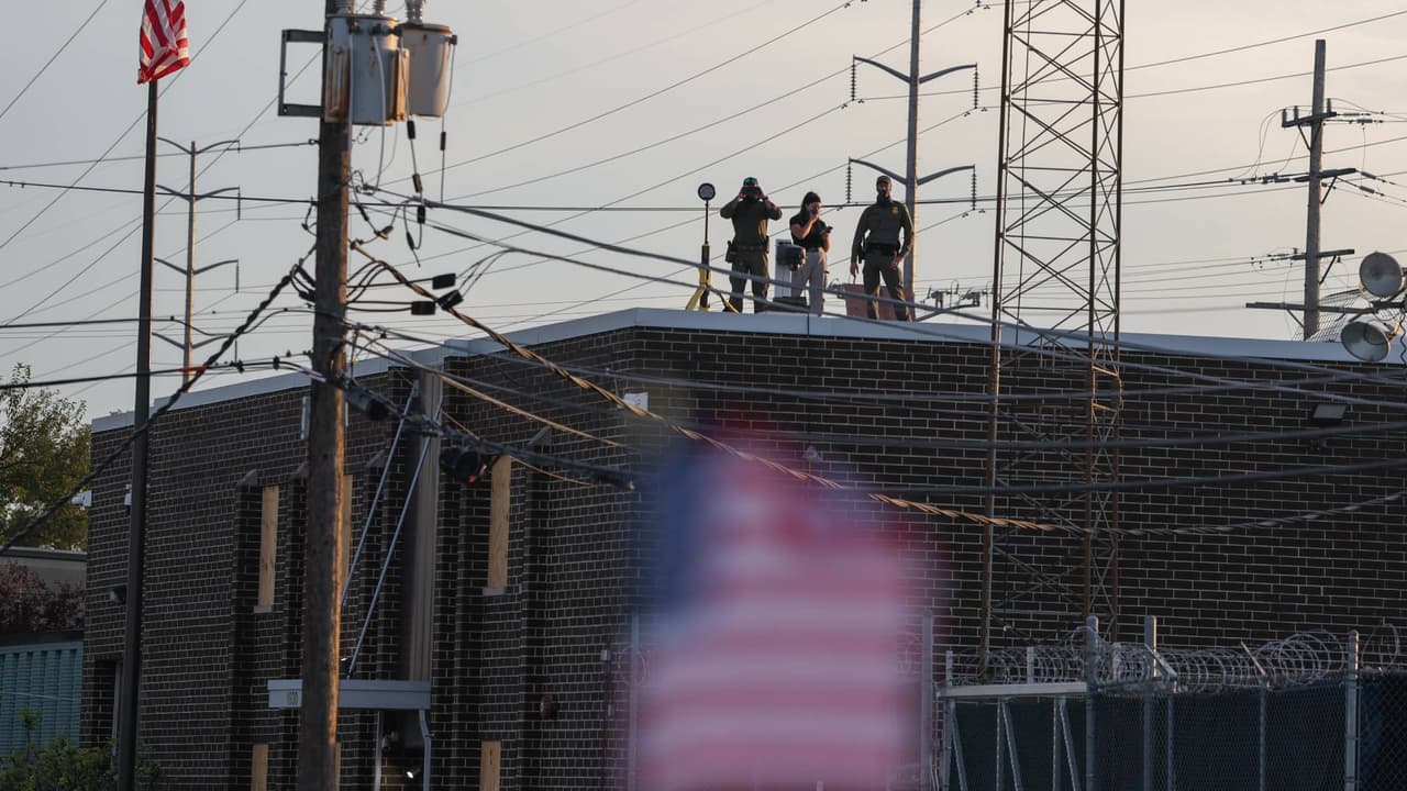 Demandan a ICE por “condiciones inhumanas” en centro de procesamiento en Broadview