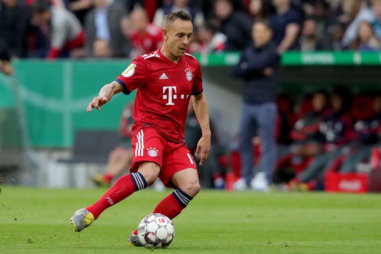 Rafinha 
<b>| Posición</b>: defensa |
<b>Nacionalidad</b>: brasileño |
<b> Equipos en Bundesliga</b>: Schalke 04 y Bayern Múnich.