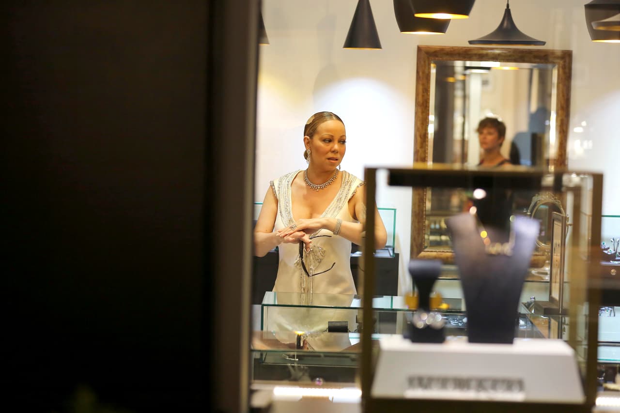 Siempre estuvo atenta a cada una de las cosas que había en los aparadores.