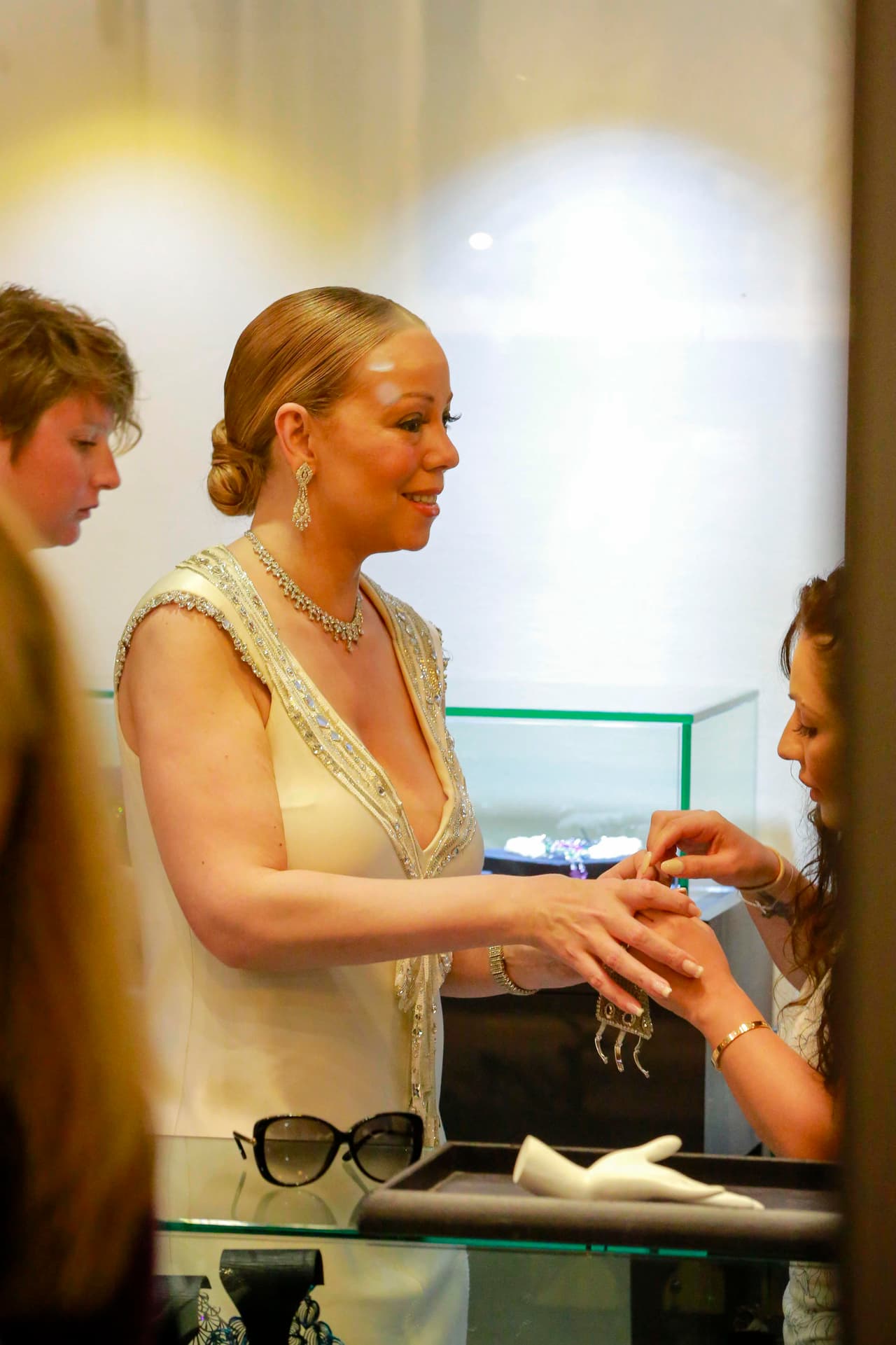 La cantante se veía feliz de tener esta joyita entre sus manos.