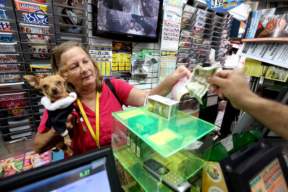 Una persona compra un boleto de Mega Millions en Florida.