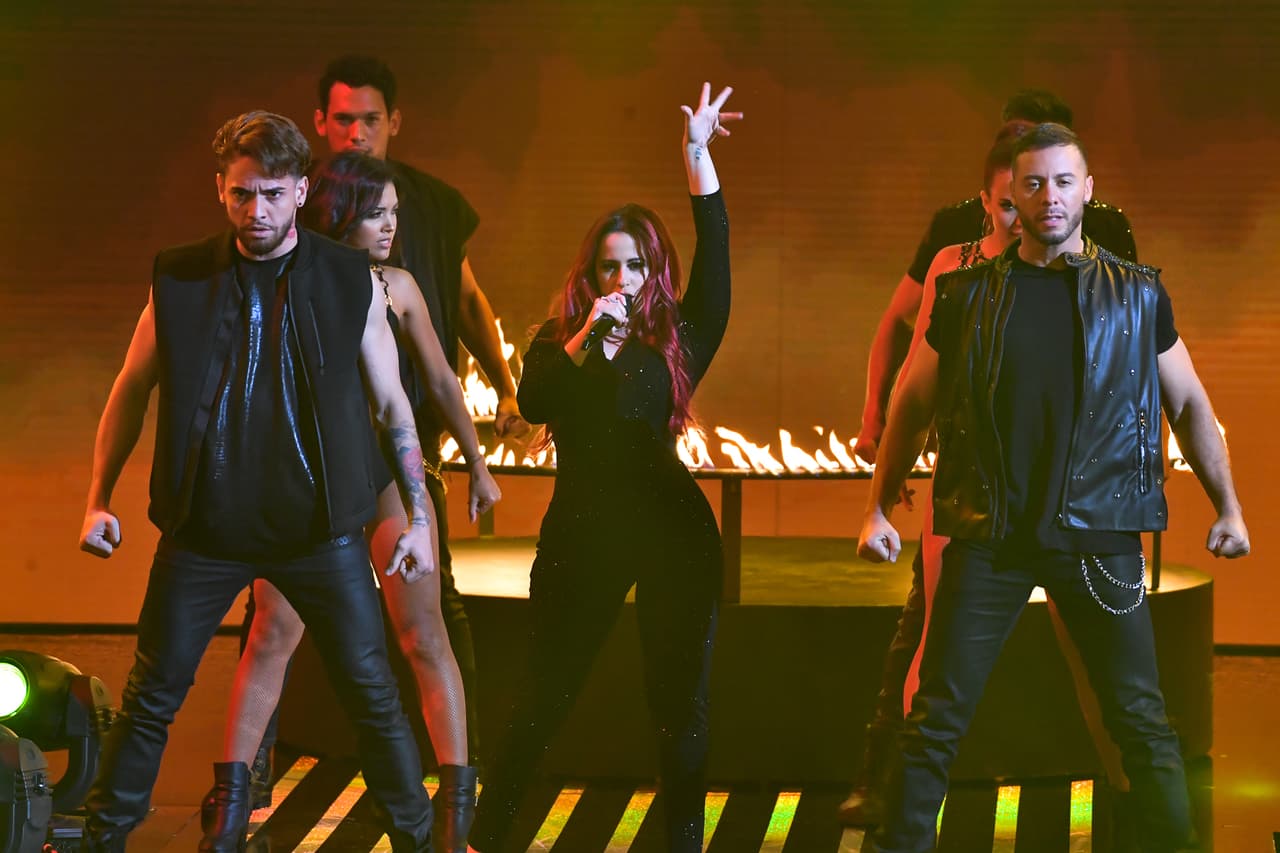 A la cubana le tocó cantar 'El anillo', éxito de JLo.