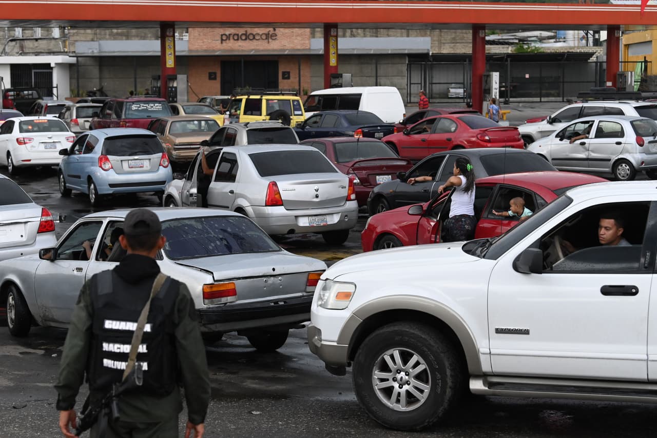 Varias filas para cargar gasolina en Valencia en mayo de 2019, a unas 80 millas al oeste de Caracas. Las gasolineras en la capital no se han librado de la escasez de combustible, donde que los conductores en filas pueden tardar días para llegar al surtidor. Las autoridades atribuyen el desabastecimiento a las sanciones de Estados Unidos.