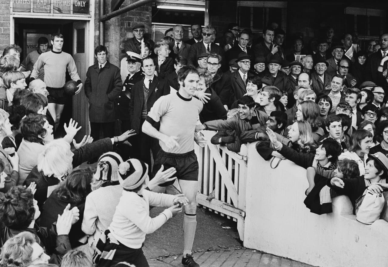 Derek jugó para los Wolves entre 1967 y 1975.