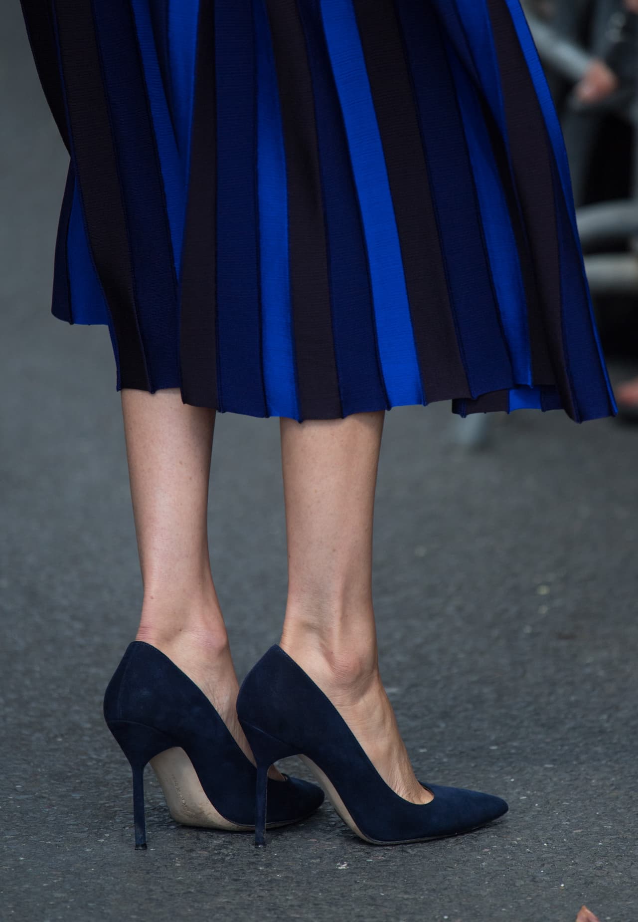 Lo acompañó con zapatos de gamuza azul marino.