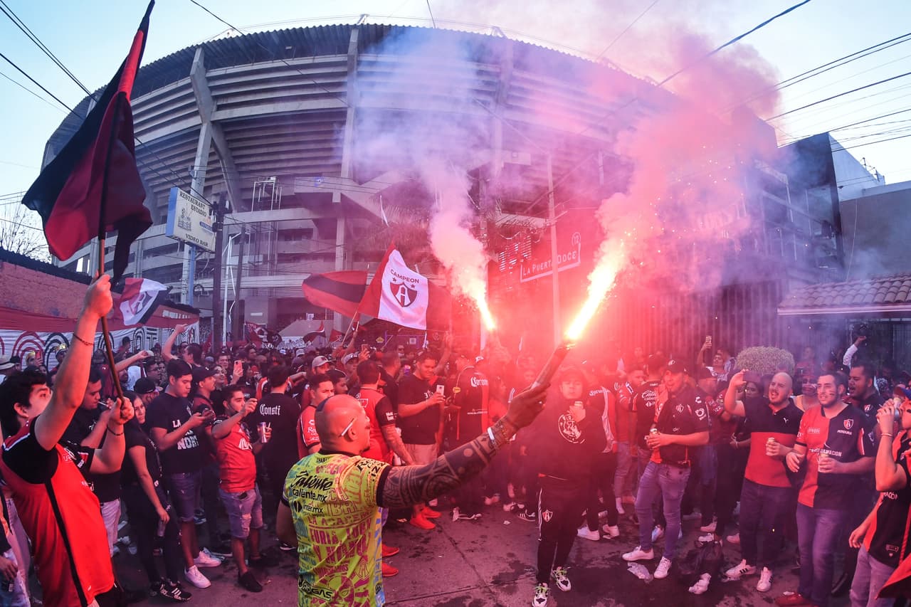 La afición hizo una fiesta afuera del estadio