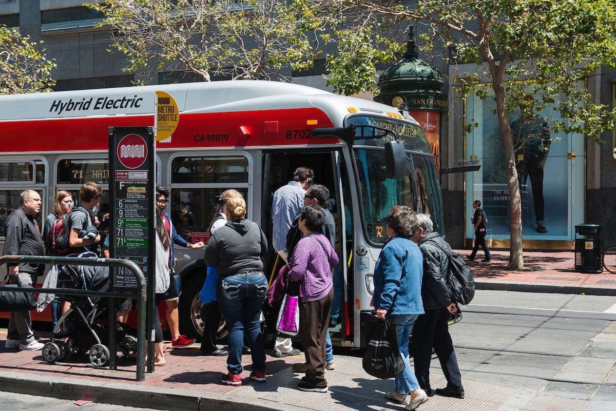 Dean Preston, miembro de la junta de supervisores en San Francisco, hace un llamado en contra de la propuesta de cambios de precios en Muni. Los pases mensuales pasarán de 81 dólares a 87 dólares para el año 2022. 
<br>