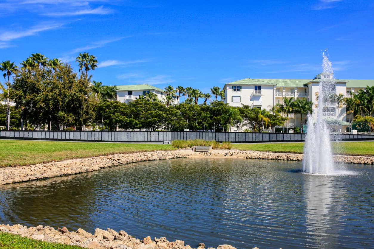 <b>Punta Gorda, Florida |</b> Los precios de las casas han subido un 34.4% en el primer trimestre de este año. Fue el alza más pronunciada de cualquier lugar del que la Asociación de Corredores de Bienes Raíces lleva registros.
<br>
<br>Cuando se miran los números por regiones, la del sur tuvo el 45% de las ventas de casas en el primer trimestre y anotó un alza del 20.1%, en promedio, en los precios de ese tipo de vivienda. En el noreste el avance fue del 6.7%, en el Medio Oeste del 8.5% y en el oeste del 5.9%.