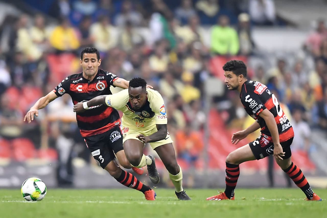 El gol le cayó muy pesado a los Xolos, pues no lograron contener las llegadas del América durante el primer cuarto de hora del partido luego de que el marcador se moviera a los tres minutos.