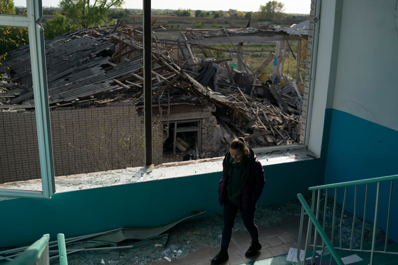 Tetyana Samarenkova baja las escaleras de una escuela muy dañada después de un ataque ruso, hace dos días en el pueblo de Velyka Kostromka, en la región de Dnipropetrovsk, Ucrania. Los ataques con misiles mataron al menos a cinco personas y destruyeron un edificio de apartamentos en la ciudad sureña de Mykolaiv, mientras que la artillería pesada dañó más de 30 casas, un hospital, un jardín de infantes y otros edificios en la ciudad de Nikopol, al otro lado del río frente a la ocupada por los rusos.