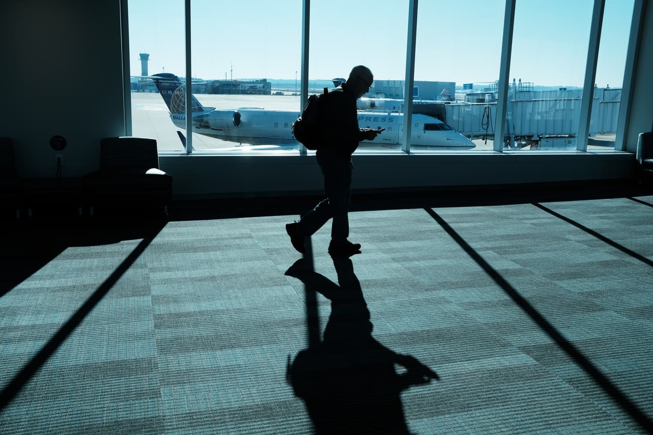 El pasajero viajó desde el Aeropuerto JFK al RDU. Las autoridades informaron que contactaran a las personas que viajaron con el individuo ya que presumen que poseía los síntomas desde su regreso al país.