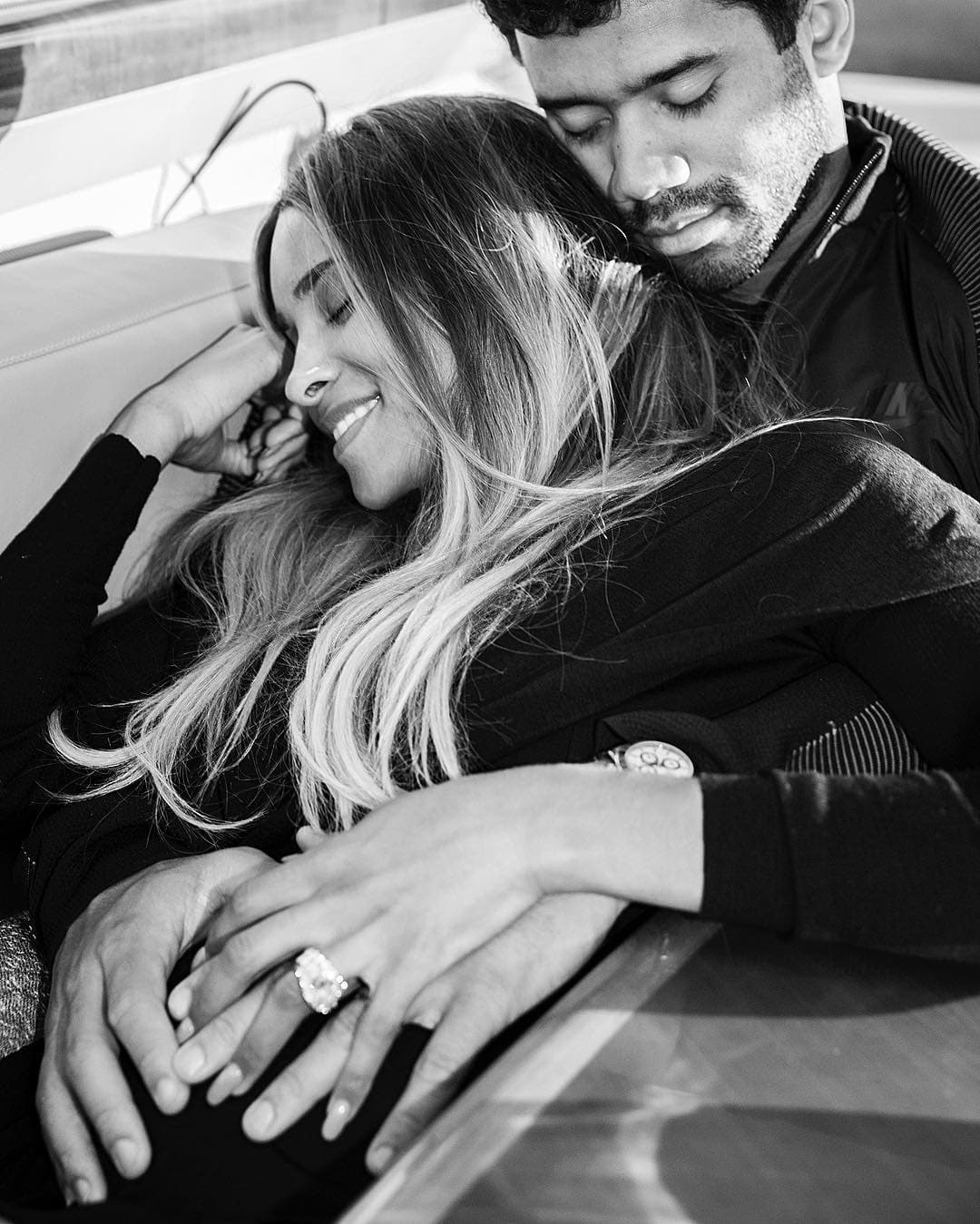 Ciara y su esposo Russel Wilson anunciaron en Instagram con esta bella foto que están esperando su primer hijo en pareja, la cantante ya cuenta con un peque, fruto de su relación con el rapero Future.