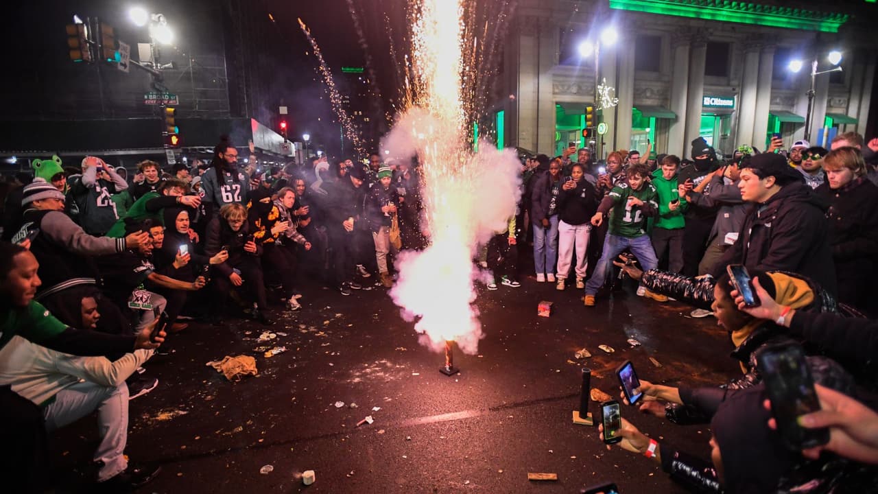 <h3 class="cms-H3-H3"><b>Se reportó al menos un incendio cerca del Ayuntamiento de Filadelfia</b></h3>
<br>
<br>La celebración continuó por varias horas. En ese tiempo, al sitio tuvieron que reportarse agentes de policía luego de que se iniciara un incendio en la
<b> intersección en la calle 12th y Market Street, cerca del Ayuntamiento. </b>