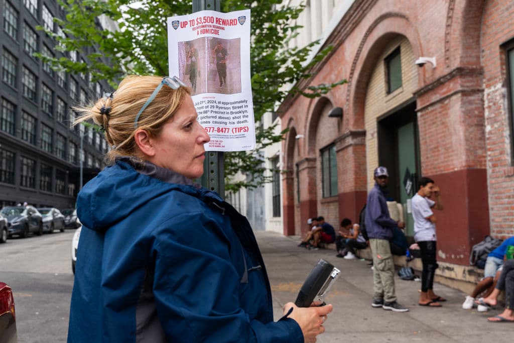 La presencia de la policía de Nueva York aumentó en las calles de Clinton Hill, 
<b><a href="https://www.univision.com/local/nueva-york-wxtv/identifican-hispanos-asesinados-tiroteos-brooklyn-sospechoso" target="_blank">en el condado de Brooklyn</a></b>, tras los tiroteos que el domingo 21 de julio provocaron las muertes de dos hombres y dejaron a otro herido, en incidentes separados.