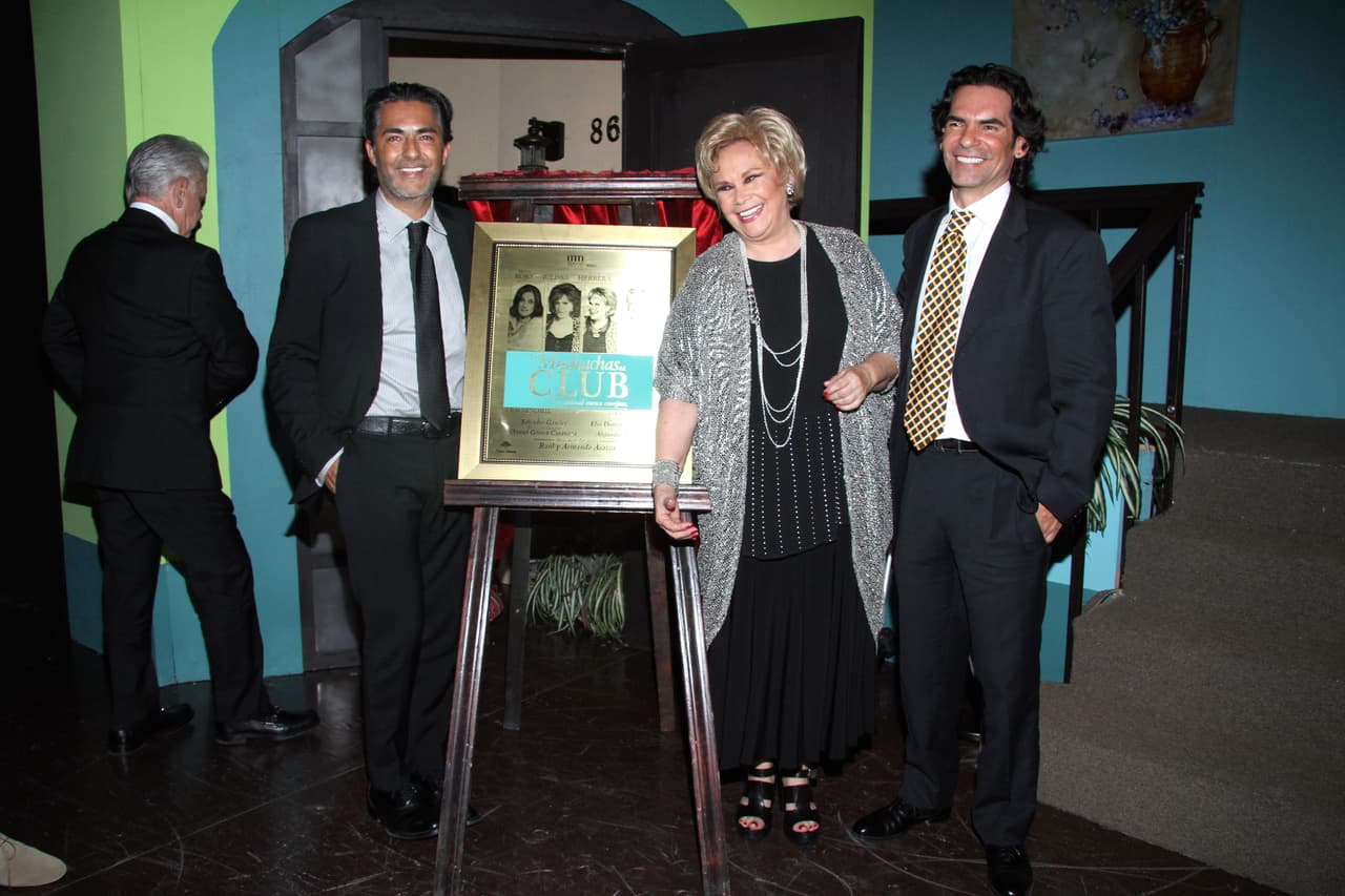 <b><a href="http://www.univision.com/temas/raul-araiza">Raúl</a></b> proviene de una familia de actores de primera calidad, desde sus padres,
<b>Raúl Araiza</b> y
<b>Norma Herrera</b>, quienes han formado grandes éxitos a lo largo de sus carreras artísticas, hasta su hermano, el galán
<b>Armando Araiza</b>, quien también ha realizado varios melodramas.