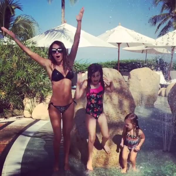 Mientras Gabriel cumple con sus compromisos, Geraldine se encarga de cuidar a sus hijas de una manera muy divertida.