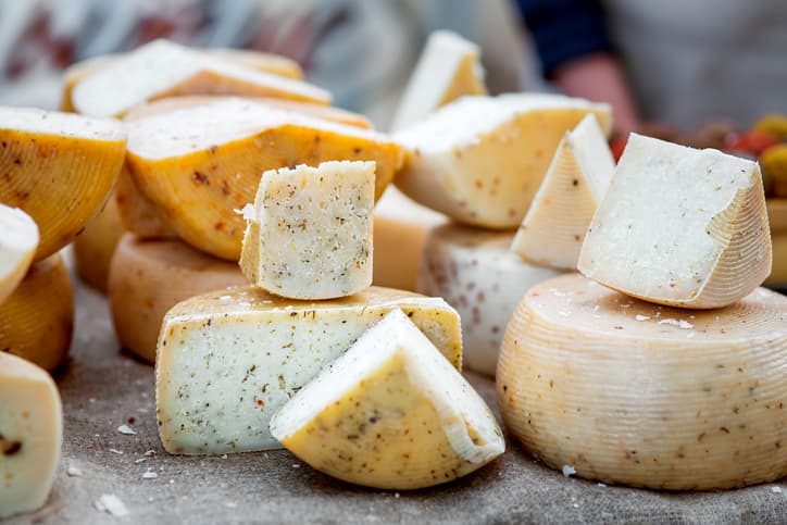 Reducir el consumo de queso y otros 7 hábitos para minimizar el riesgo de cáncer de mama