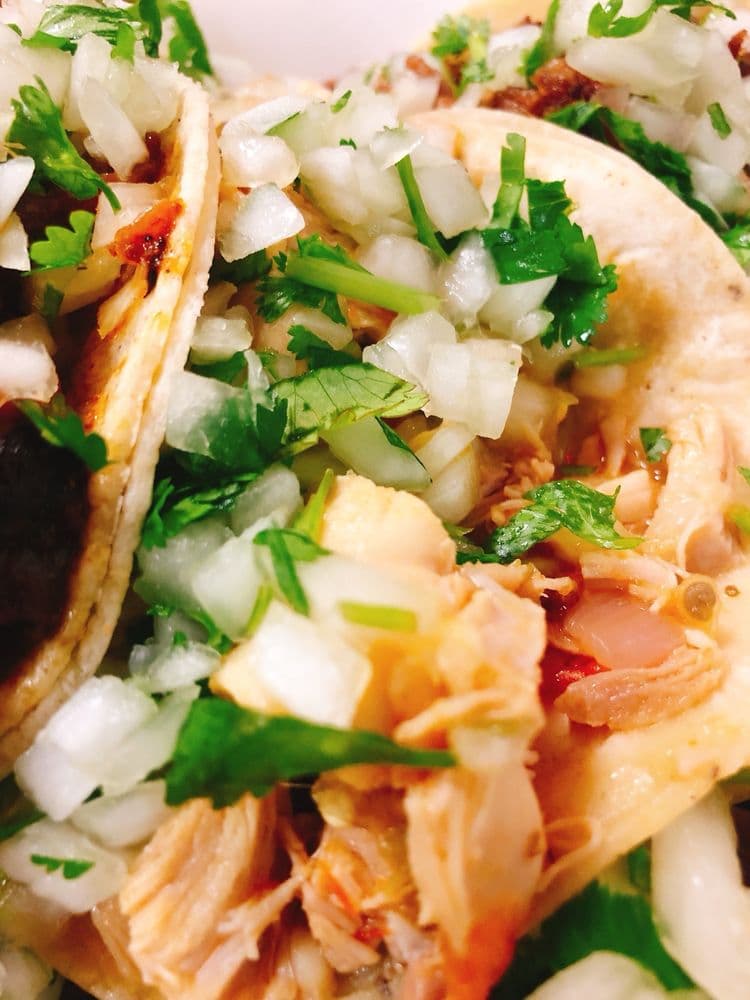 <b>King Taco</b> - Tener 45 años sirviendo tacos tiene un mérito en esta lista que solo tiene el ‘King Tico’. El restaurant es uno de los pioneros en ofrecer los tradicionales platillos mexicanos en Los Ángeles y forma parte de los destinos obligados de locales y turistas, y es el único taquero con más 30 locaciones.
<br>
<br>Te recomendamos buscar la locación más conveniente para ti.