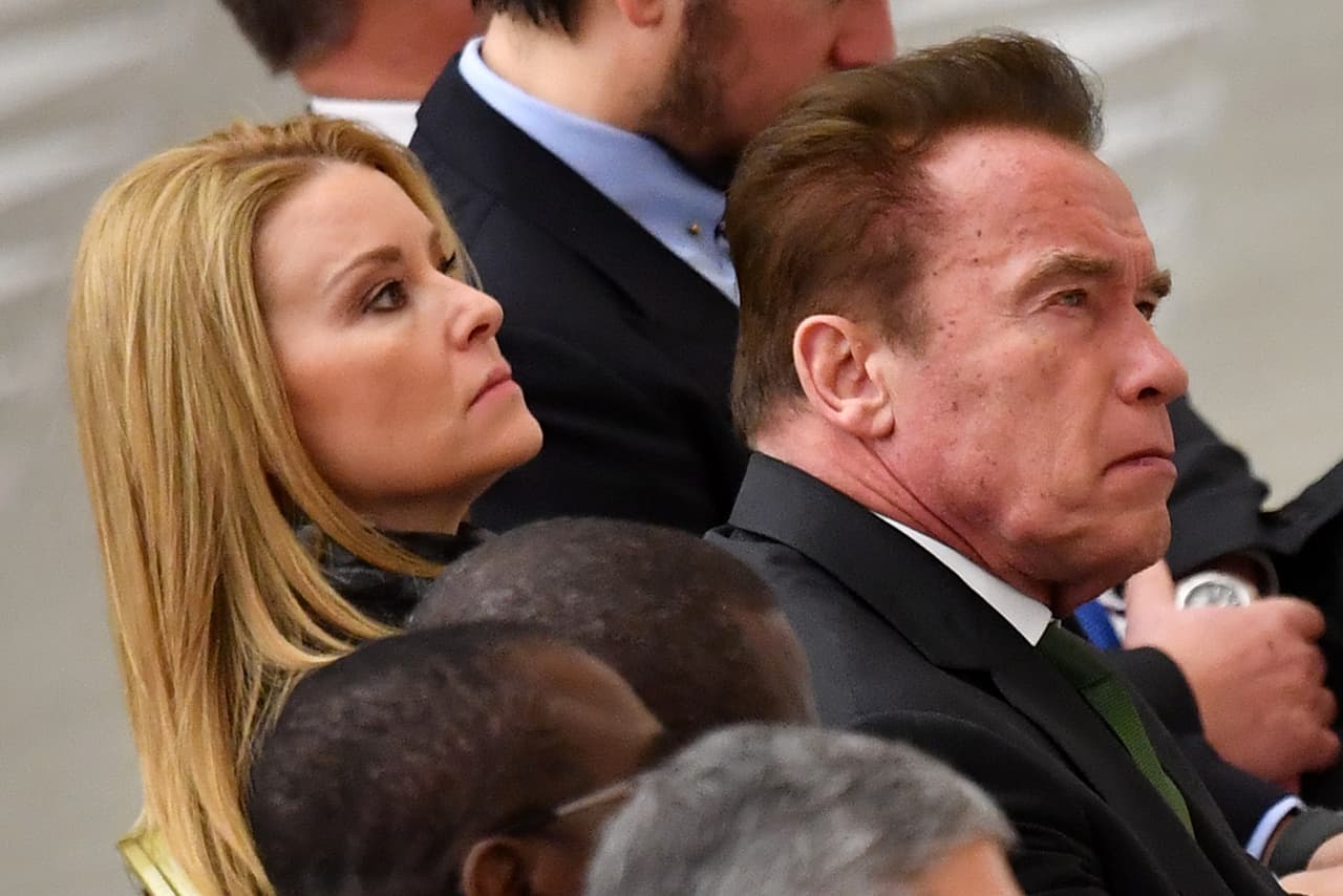 Arnold asistió con su novia desde hace un par de años, Heather Milligan, quien se sentó a su lado y lo acompañó a todo momento.