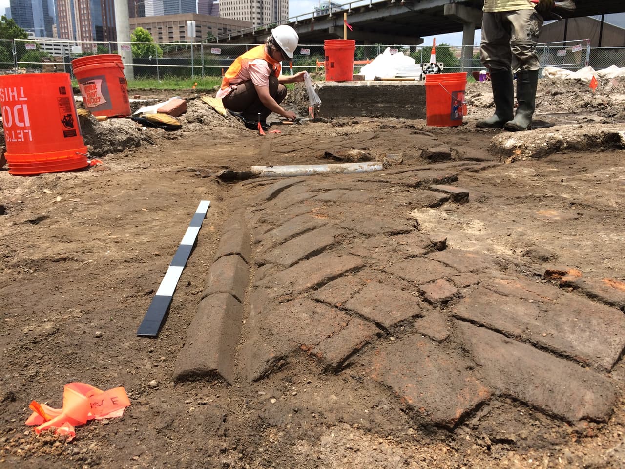 Aquí podemos observar un piso construido con ladrillos que data del siglo XIX, el cual los trabajadores encontraron bajo tierra.