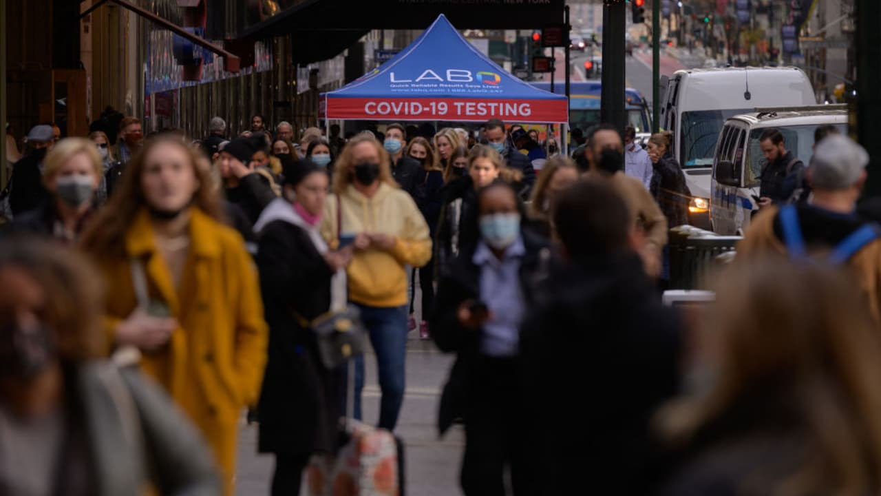 Nueva York reporta un nuevo récord de casos de covid-19 y la gobernadora habilita 40 nuevos sitios más de vacunación 
