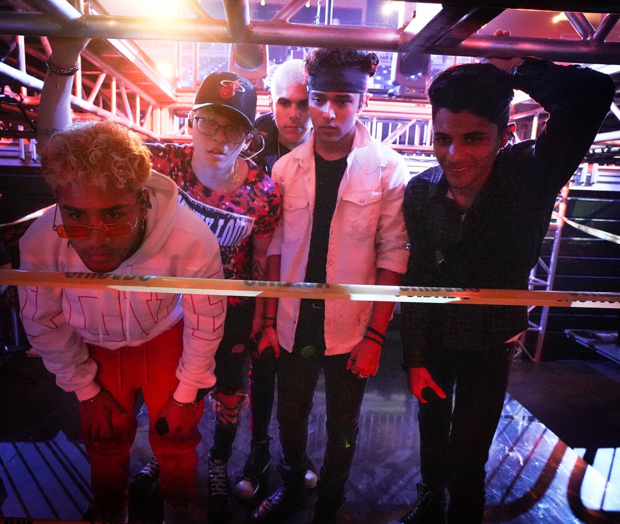 Los chicos de 
<b><a href="https://www.univision.com/shows/el-gordo-y-la-flaca/cnco-causo-revuelo-en-el-foro-de-el-gordo-y-la-flaca-con-sus-movimientos-de-baile-fotos">CNCO</a></b> también afinaron hasta el cansancio su presentación del próximo domingo.