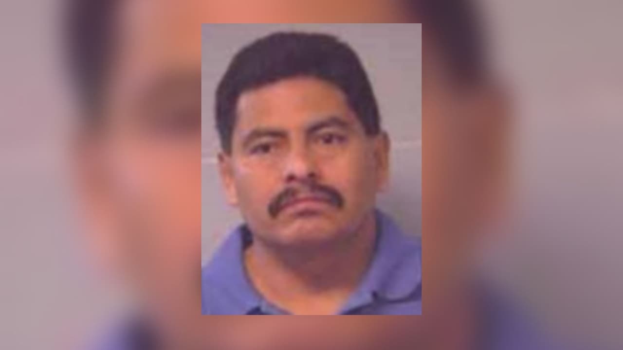 Juan Najera Quezada, de nacionalidad mexicana. Tiene cabello y ojos de color negro. Quezada está siendo buscado por presuntamente abusar sexualmente de una niña de seis años en Chicago, Illinois en junio de 2007. En agosto de 2007, Quezada fue arrestado por agentes del Departamento de Policía de Chicago después de que se identificara; no compareció después de su liberación bajo fianza de la detención.