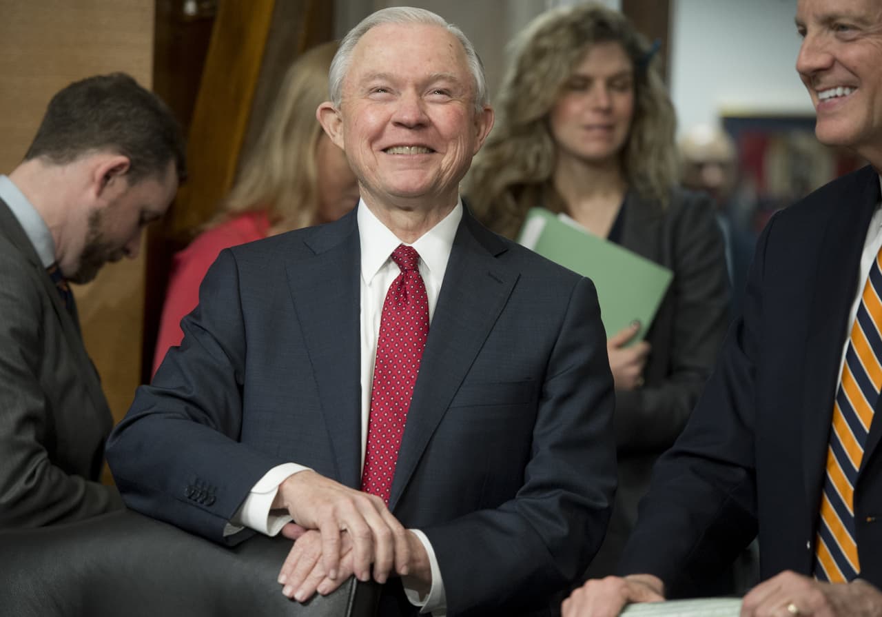Jeff Sessions es confirmado como nuevo fiscal general: por qué los inmigrantes deben estar preocupados