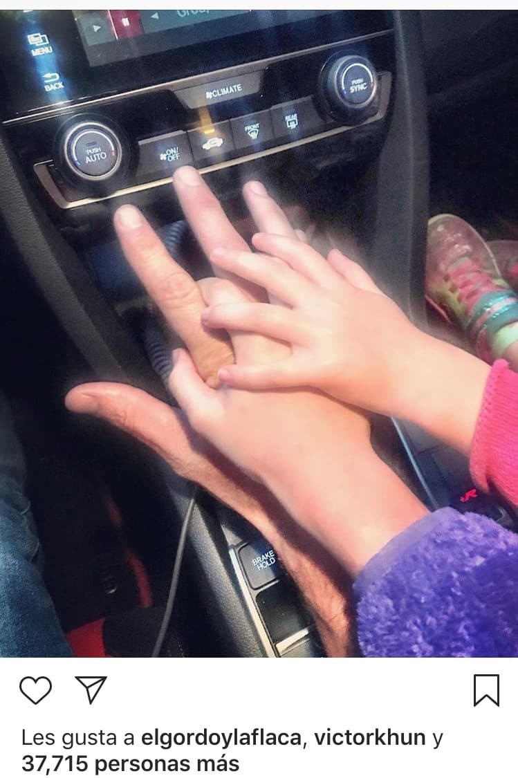 Mientras los rumores señalaban a Irina Baeva como la tercera en discordia en la relación de Gabriel Soto y Geraldine Bazán, dejó de darle 'like' a las publicaciones del actor. De hecho en junio y julio sólo tiene cuatro 'me gusta' a su pubicaciones y esta fotografía no es una de ellas, donde aparecen las manos de sus hijas.