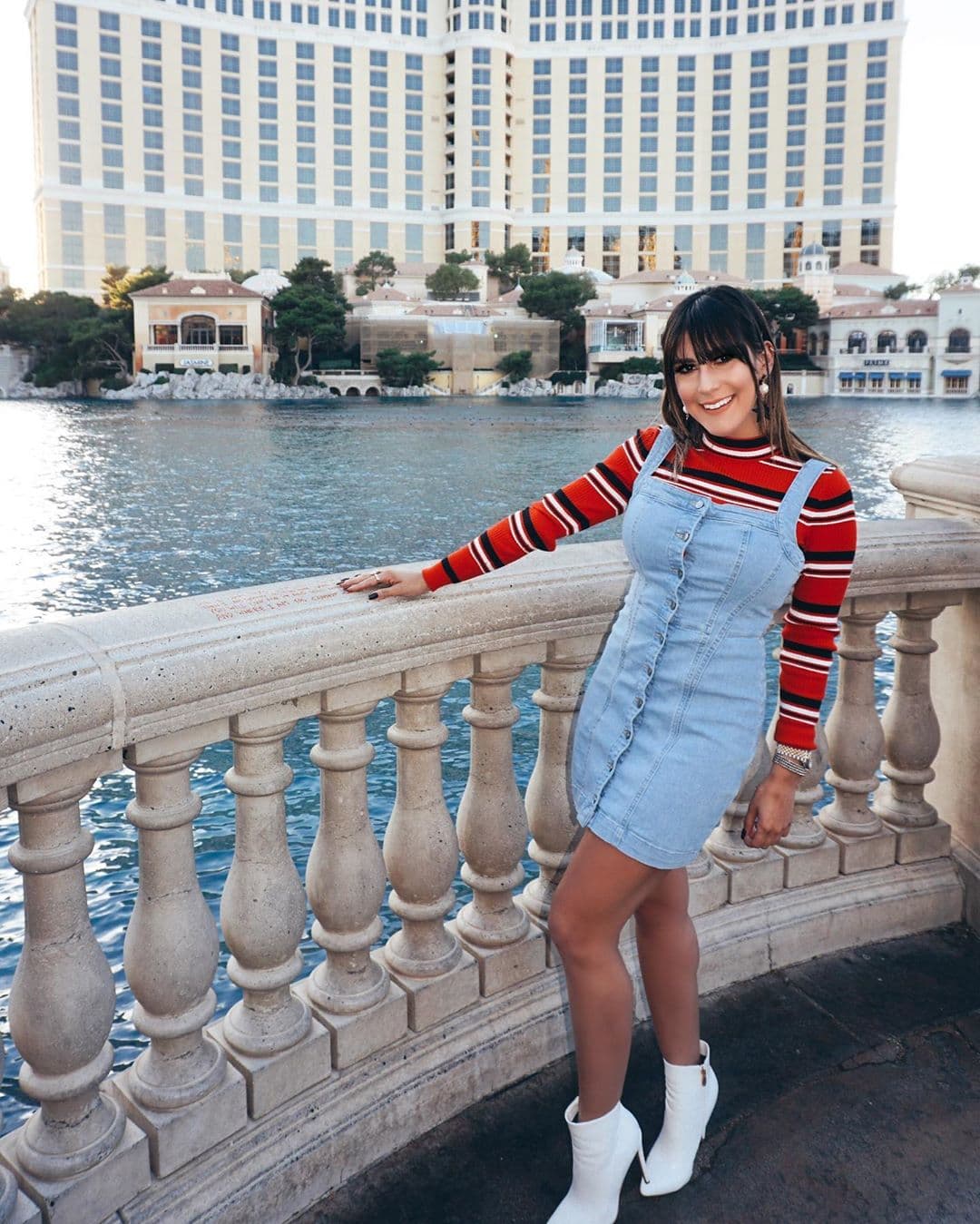 La falda jumper es una prenda femenina que no puede faltar en tu armario. En esta foto de Jessi posando en Las Vegas puedes observar cómo luce en'denim'.