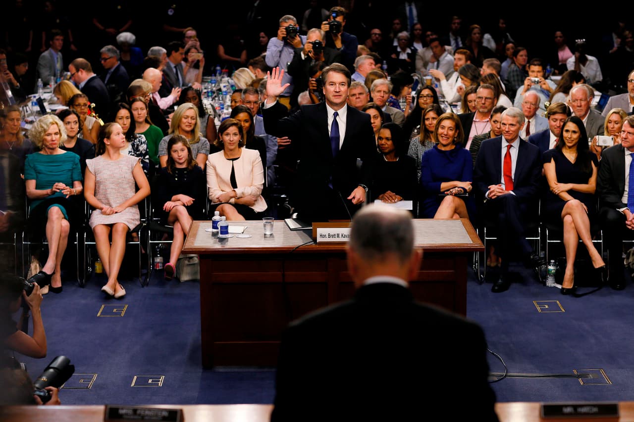<h3 class="cms-h3-H3">Una juramentación tardía: </h3>El tumultuoso arranque del primer día de audiencias, el martes 5 de septiembre, entre protestas ciudadanas y quejas de senadores demócratas, hizo que apenas siete horas después de iniciada la sesión Kavanaugh pudiera ser juramentado.
<br>