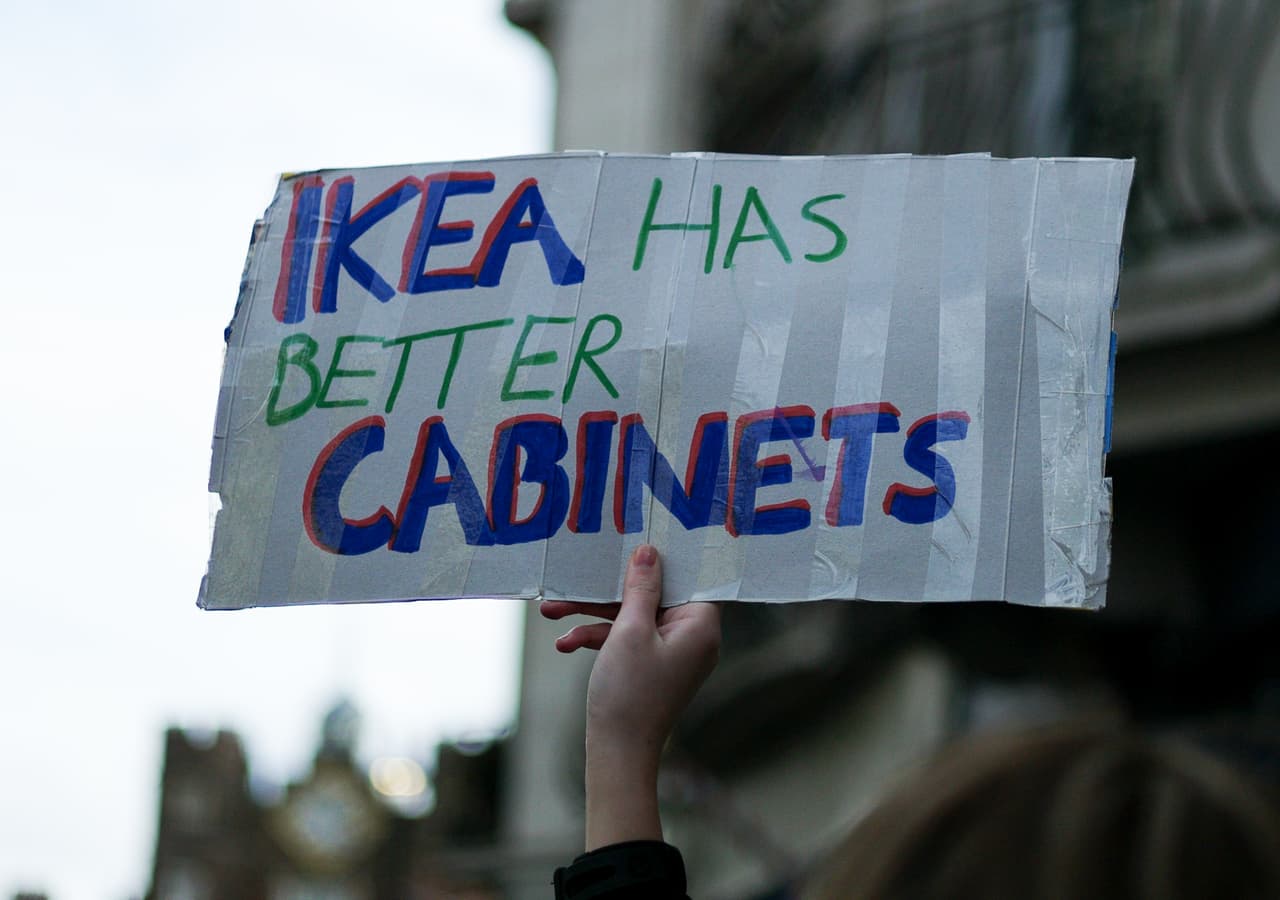 "Ikea tiene mejores gabinetes", fue otro de los mensajes de la protesta. Luego de tres años de debates, aún es incierto cómo y cuándo sería activado el Brexit, y con el paso de los días la crisis que ha generado este tema en el país se acrecenta.