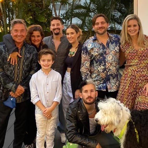 "Lo que tengo que hacer es corresponder a la personalidad de ellos y a lo maravilloso que son mis nueras, todas aman a mis hijos con un amor infinito, con una devoción y los ayudan a echar para adelante en la vida, que eso es muy importante en un matrimonio", explicó el cantante.
<br>