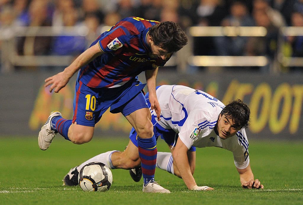 Estuvo a punto de hacer un póker pero fue derribado dentro del área luego de romper algunas cinturas.