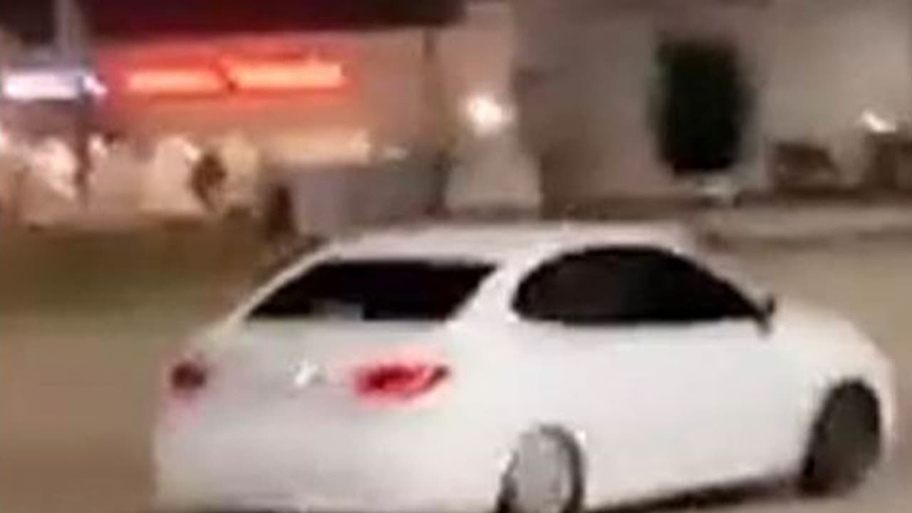 Escaparon en un auto blanco que también quedó captado por las cámaras.