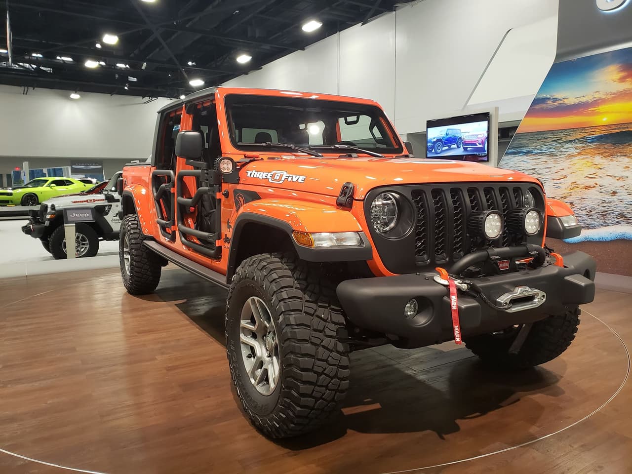 <b>Ediciones especiales ‘Three O Five’ del Jeep Wrangler y Jeep Gladiator</b>
<br>
<br>Jeep presenta las nuevas ediciones ‘Three O Five’ para sus modelos Wrangler y Gladiator con las que rinde homenaje a la ciudad de Miami, cuyo código de área es el 305. Ambos vehículos toman como base a las variantes con el nivel de equipamiento Sport S y reciben componentes Jeep Performance de Mopar que mejoran su apariencia, tales como puertas de tubo, rines de aluminio de 17 pulgadas, luces LED y gráficos exclusivos relacionados al Sur de la Florida. En el caso del Wrangler Three O Five, se trata del primer Wrangler en incorporar un techo retráctil de operación eléctrica.