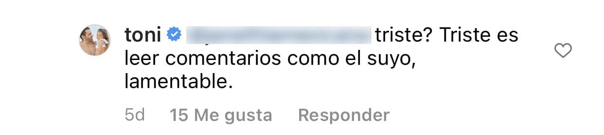 Ante esto, Toni Costa no guardó silencio y se defendió diciendo que lo "triste" era "leer comentarios" como ese.
<br>
