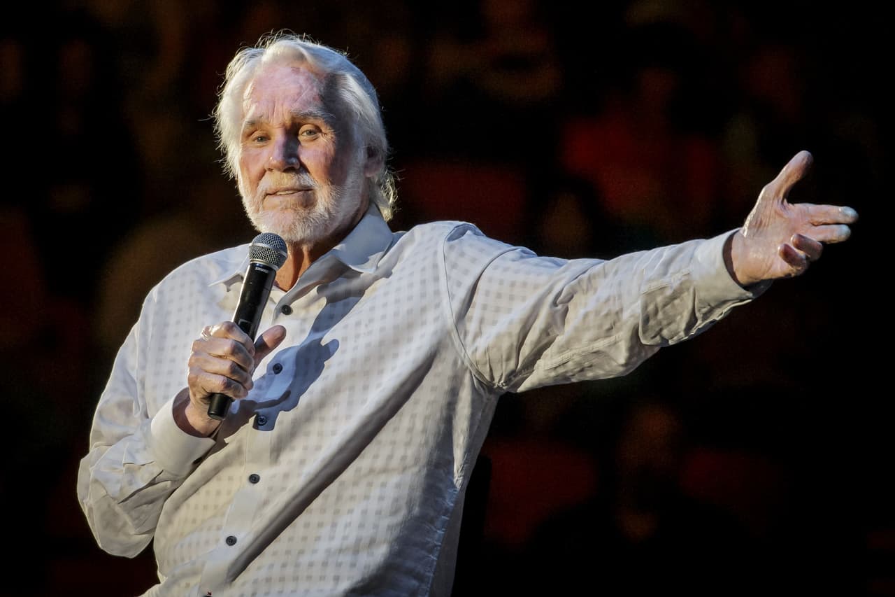 <b>Kenny Rogers, 81 años</b>. Reconocido cantante estadounidense que experimentó en el jazz, folk, country y pop, donde impuso varios éxitos. Se hizo llamar ‘The Gambler’ (el apostador, en español).
<a href="https://www.univision.com/noticias/muere-la-estrella-de-la-musica-country-kenny-rogers"><u>Falleció el 20 de marzo</u></a>.
<br>